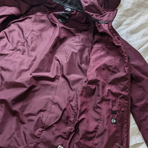 The North Face Fall Wine Raspberry Windbreaker with Removable Hood - Picture 4 of 10